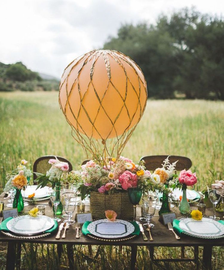 centre-table-mariage-style-champêtre-montgolfière-ballon-composition-florale