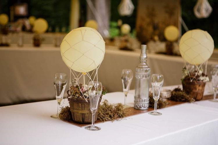 centre-table-mariage-thème-voyage-montgolfière-ballon-gonflé-composition-fleurs
