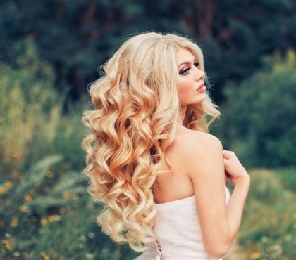 coiffure-boucle-mariage-cheveux-blonds-glamour