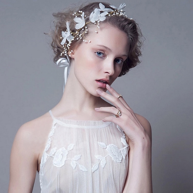 coiffure-mariage-facile-cheveux-courts-attachés-serre-tête-fleurs