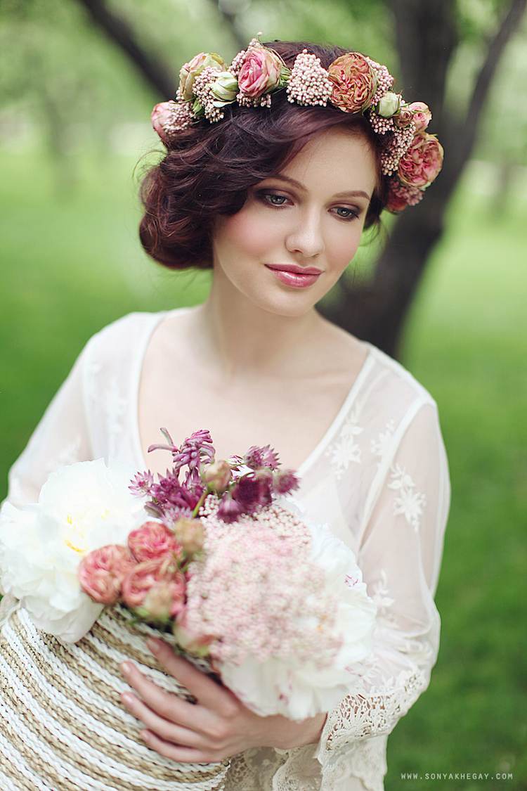 coiffure-mariage-facile-cheveux-courts-coupe-romantique-couronne-fleurs