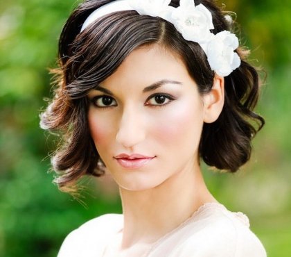 coiffure-mariage-facile-cheveux-courts-diadème-fleurs