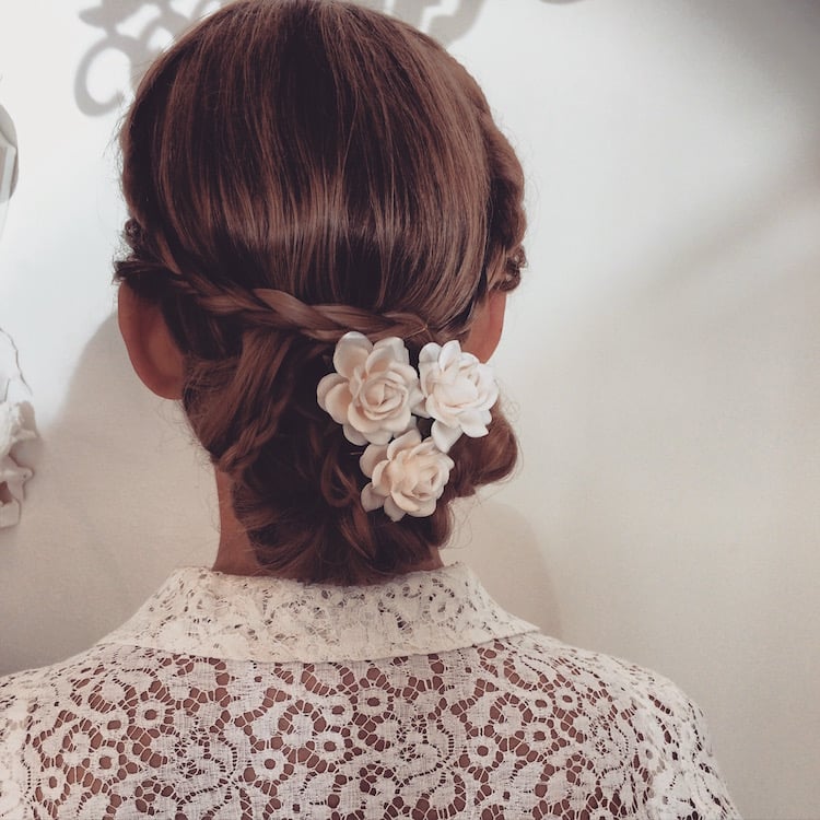 coiffure-mariage-facile-cheveux-longs-chignon-bas-tressé-barrettes-fleurs