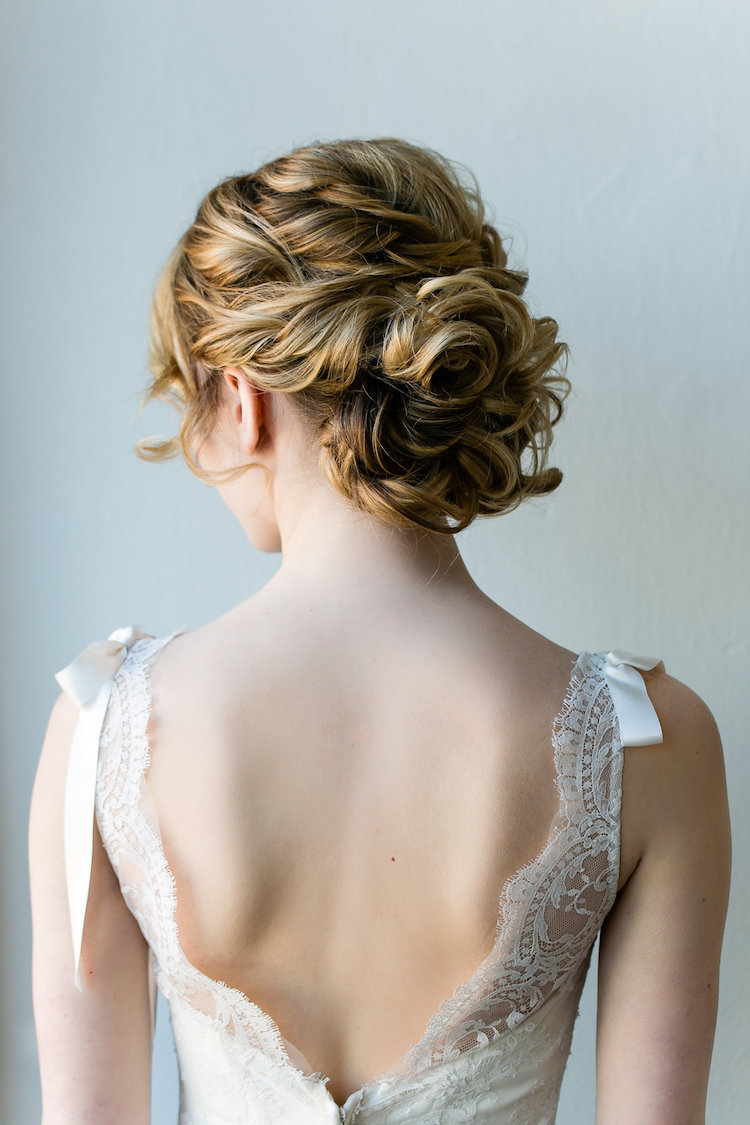 coiffure-mariage-facile-cheveux-mi-longs-chignon-bouclé