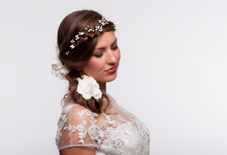 coiffure-mariage-facile-cheveux-mi-longs-queue-cheval-latérale-couronne-tressée