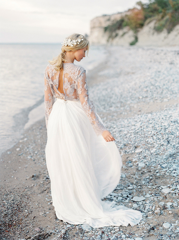 coiffure-mariage-facile-queue-cheval-renversée-fleurs-blanches