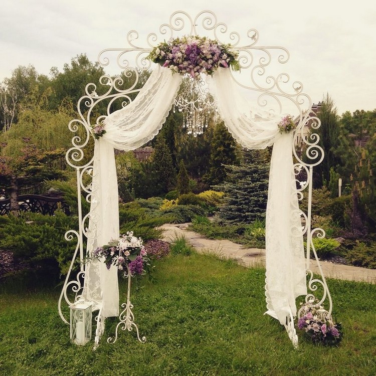 composition-florale-mariage-arche-fer-dorgé-fleurs