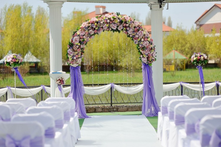 composition-florale-mariage-déco-arche-fleurs-tulle-violet