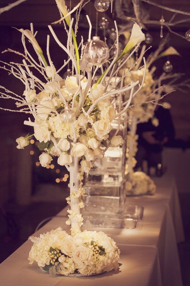 composition-florale-mariage-fleurs-blanches-roses-callas-branches