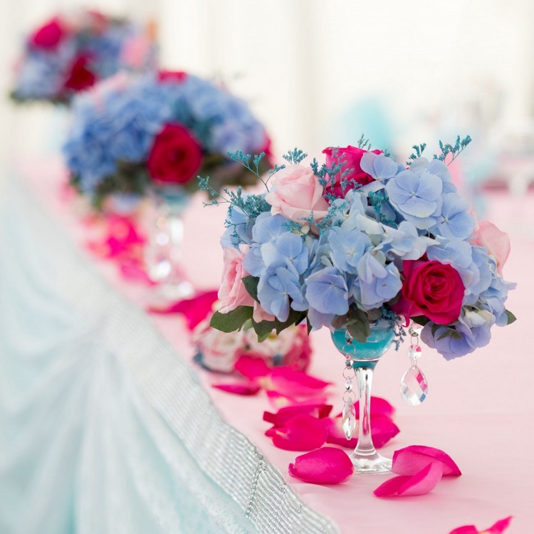 composition florale mariage fleurs-bleu-pétales-roses