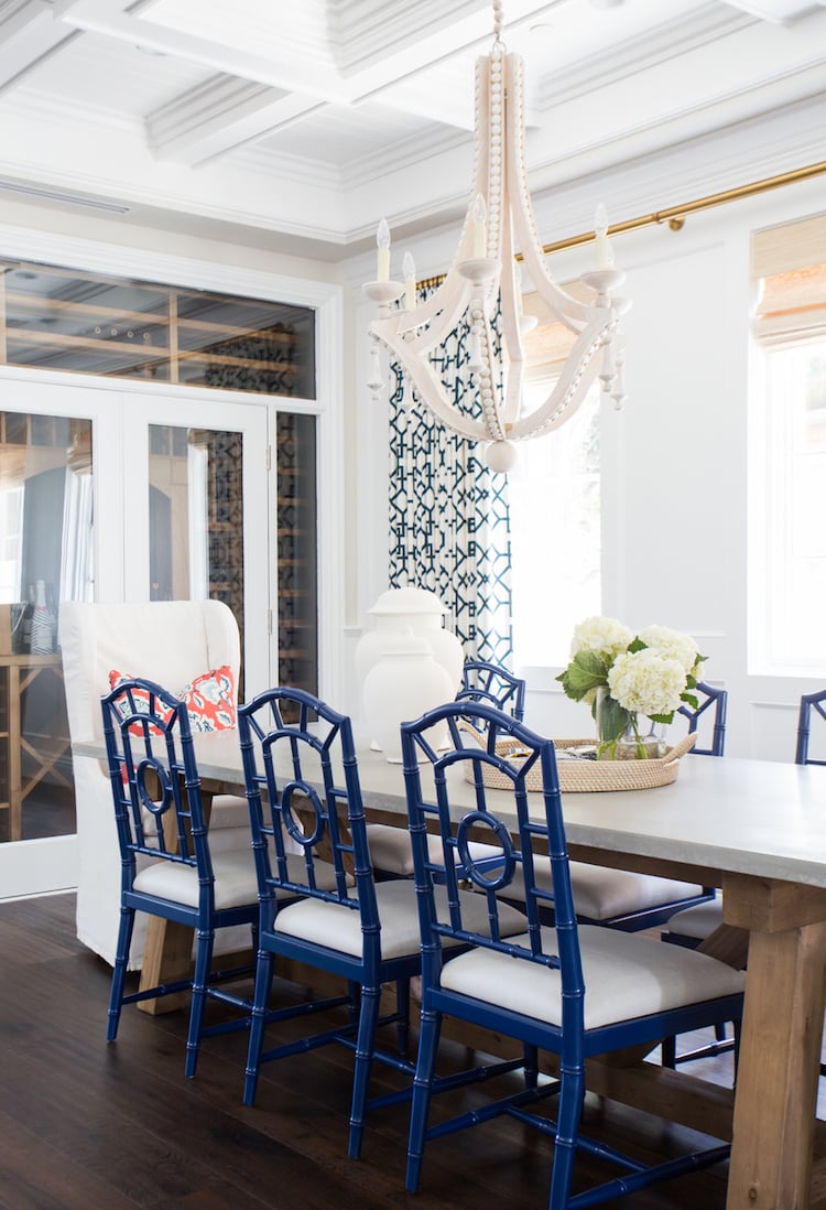 décoration-salle-manger-blanche-chaises-bleu-marine