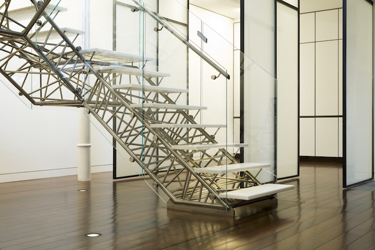 escalier-métallique-design-original-garde-corps-verre