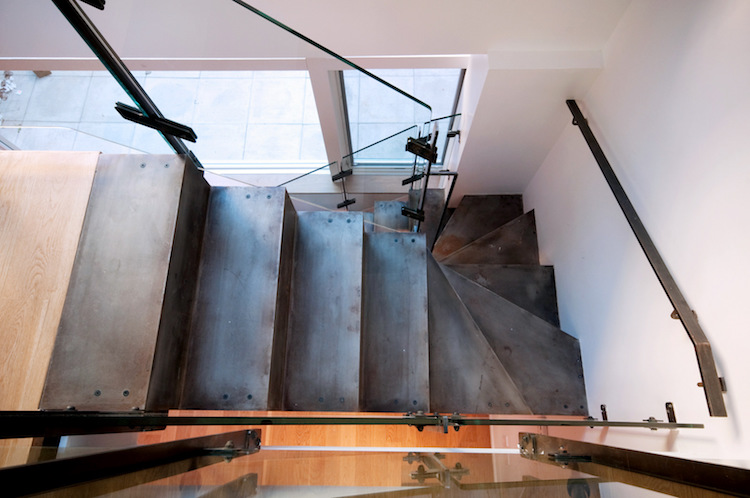 escalier-métallique-intérieur-acier-vieilli-patiné