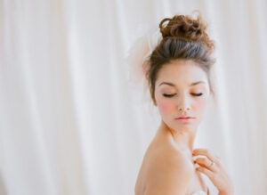 idée-chignon-mariage-chignon-décoiffé-fleur-blanche