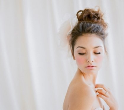 idée-chignon-mariage-chignon-décoiffé-fleur-blanche