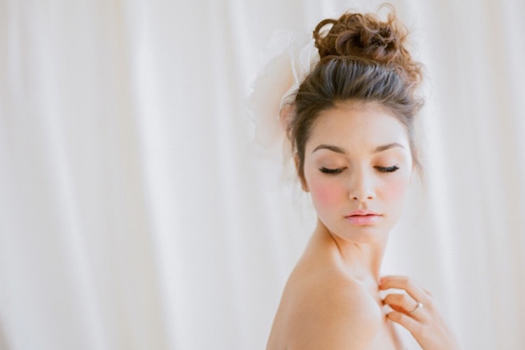 idée-chignon-mariage-chignon-décoiffé-fleur-blanche
