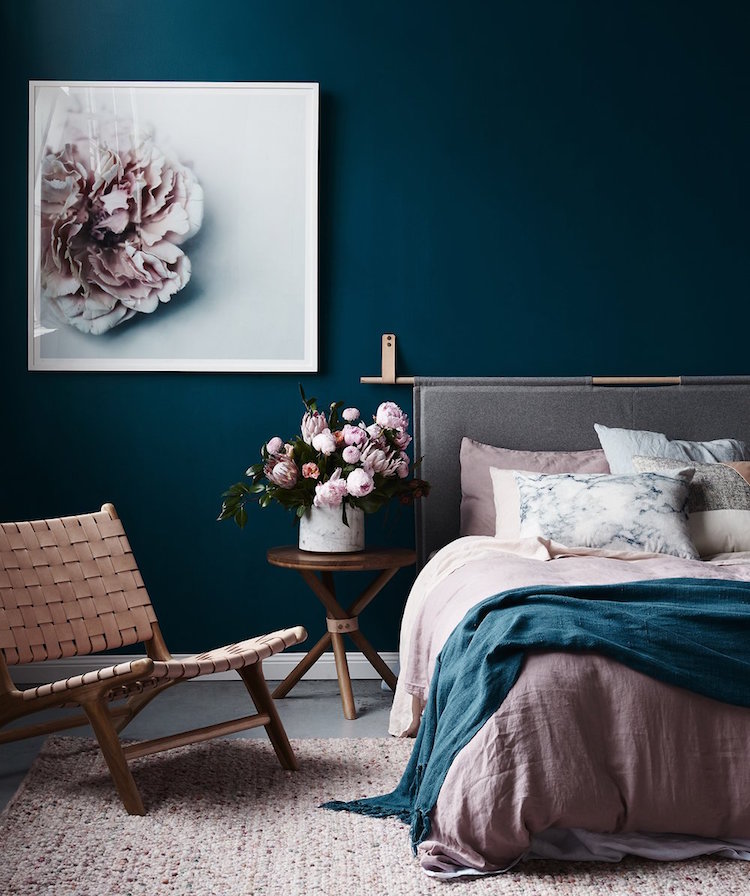 idée-déco chambre romantique peinture-bleue-literie-rose