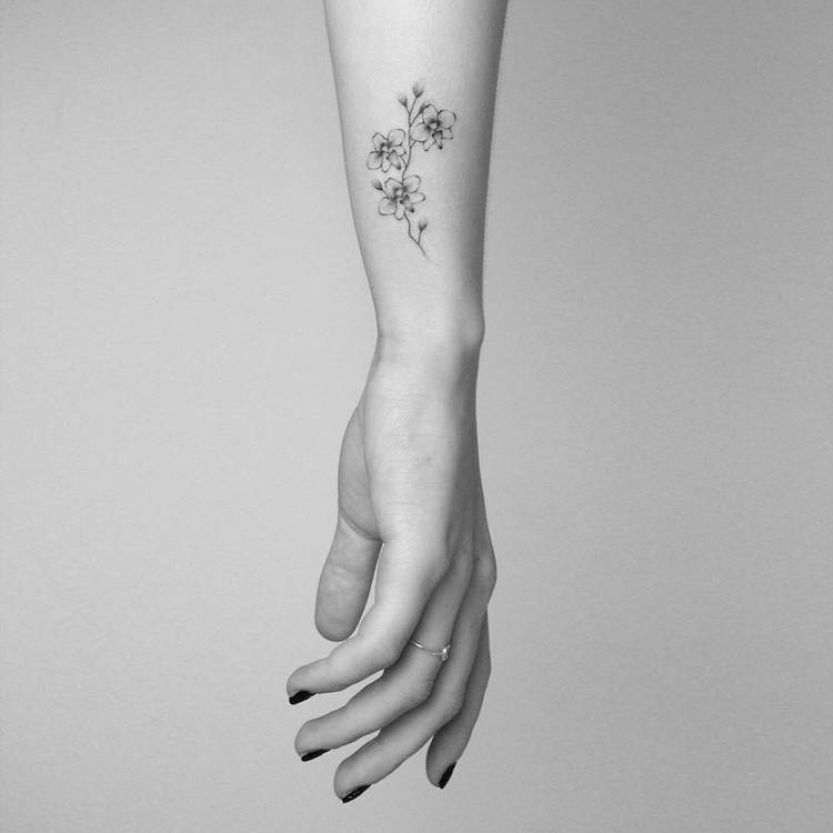 idée-tatouage-orchidée-discret-bras-femme