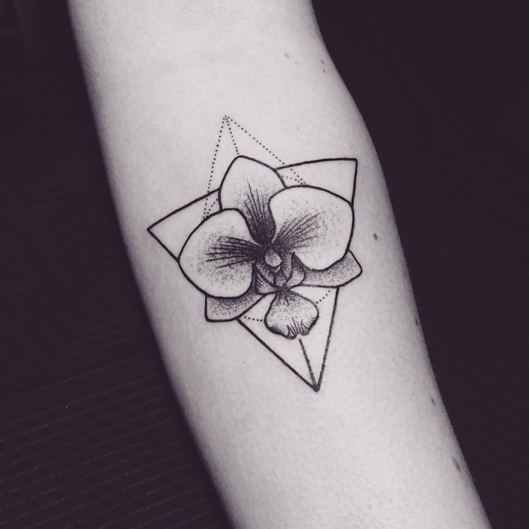 idée-tatouage-orchidée-minimaliste-pointillisme