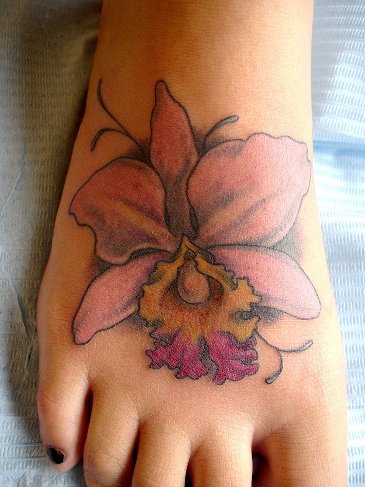 idée-tatouage-orchidée-pied-remplissage-pastel