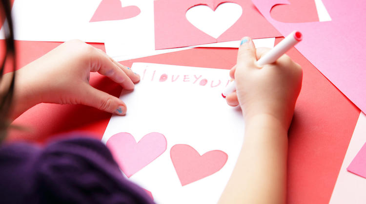 idées-cadeaux-fête-mères- carte-voeux-motif-coeur-bricolage-pour-enfants