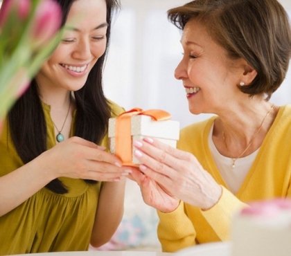 idées-cadeaux-fête-mères- mère-fille-boîte-cadeau-ruban-orange