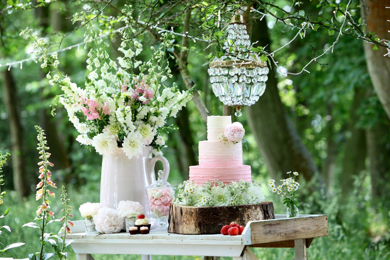 idées-mariage-printemps-gâteau-plein-air