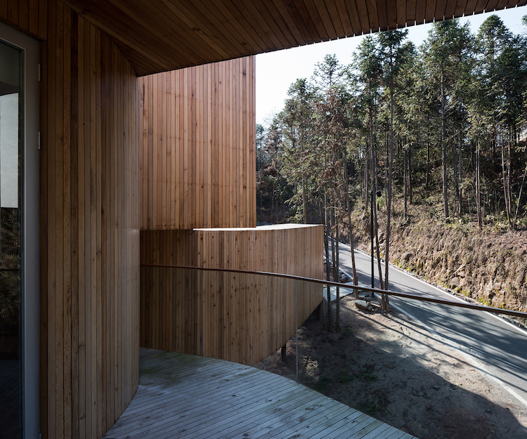 maison-dans-arbres-luxe-terrasse-sur-pilotis-bois