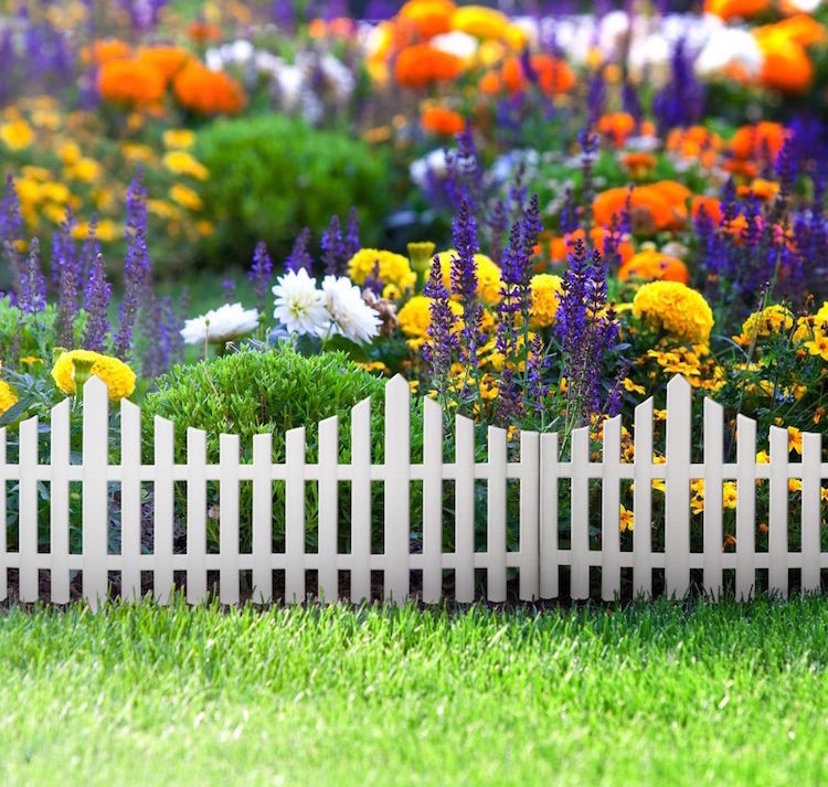 petite-barriere-jardin-bois-blanchi-design-original-parterre-fleurs