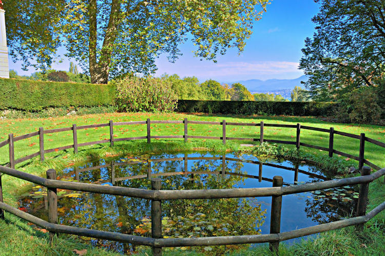 petite-barriere-jardin-bois-style-rustique-bassin