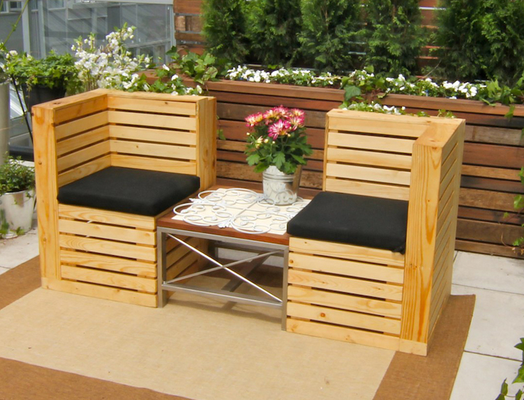 salon-jardin-palette-assises-petite-table-basse-petite-terrasse-bois