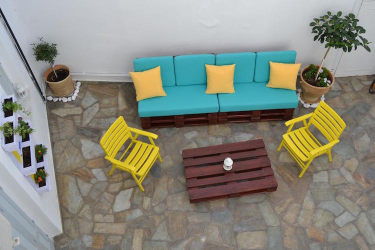 salon-jardin-palette-moderne-coussins-bleu-jaune-table-basse-palette