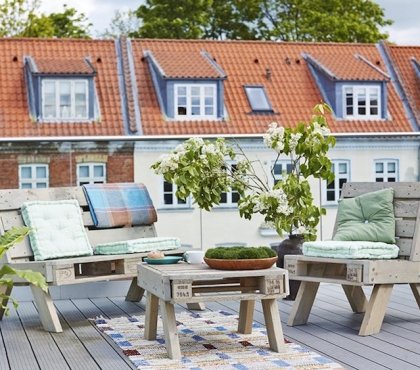 salon-jardin-palette-moderne-ensemble-fauteuils-table-basse-tapis-extérieur