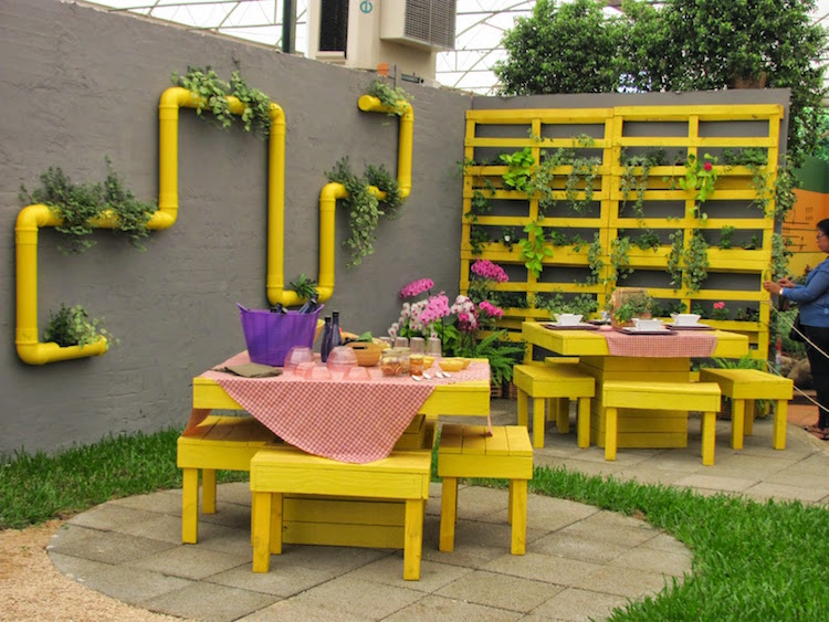 salon-jardin-palette-table-manger-chaises-jaunes