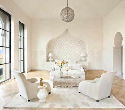 salon-marocain-moderne-blanc-table-artisanale-métla-blanc-niche-murale-ogive