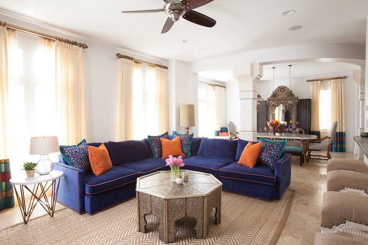 salon-marocain-moderne-canapé-angle-indigo-table-artisanale-métal-ciselé