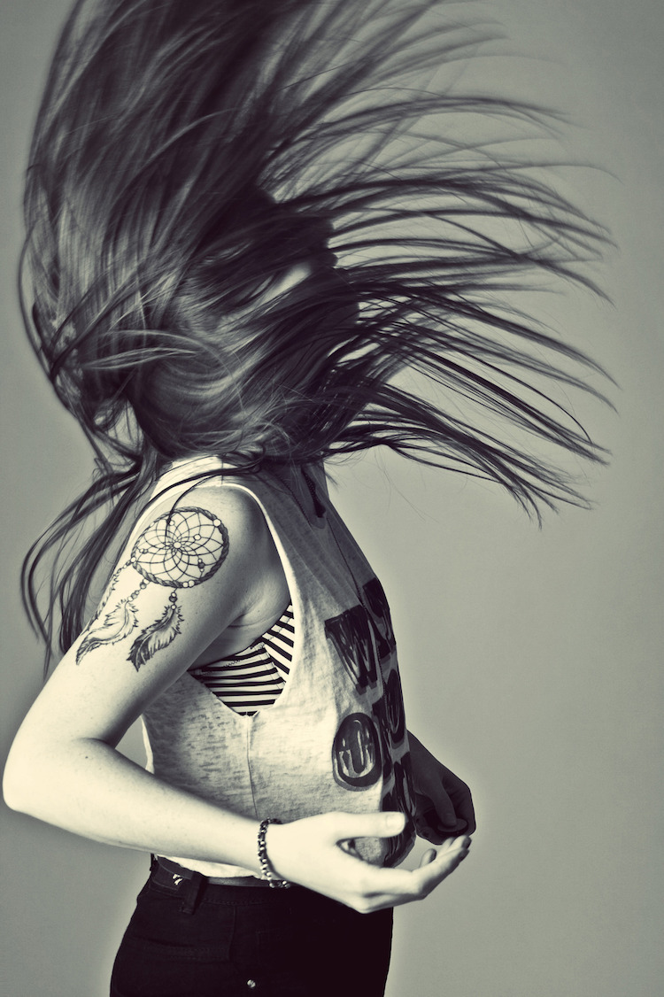 tatouage-attrape-reve-épaule-motif-noir-blanc
