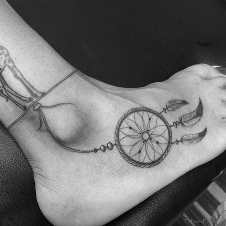 tatouage-attrape-reve-pied-tatouage-femme-symbolique