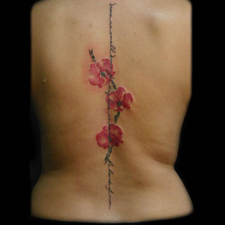 tatouage-orchidée-aquarelle-lettrage-colonne-vertebrale
