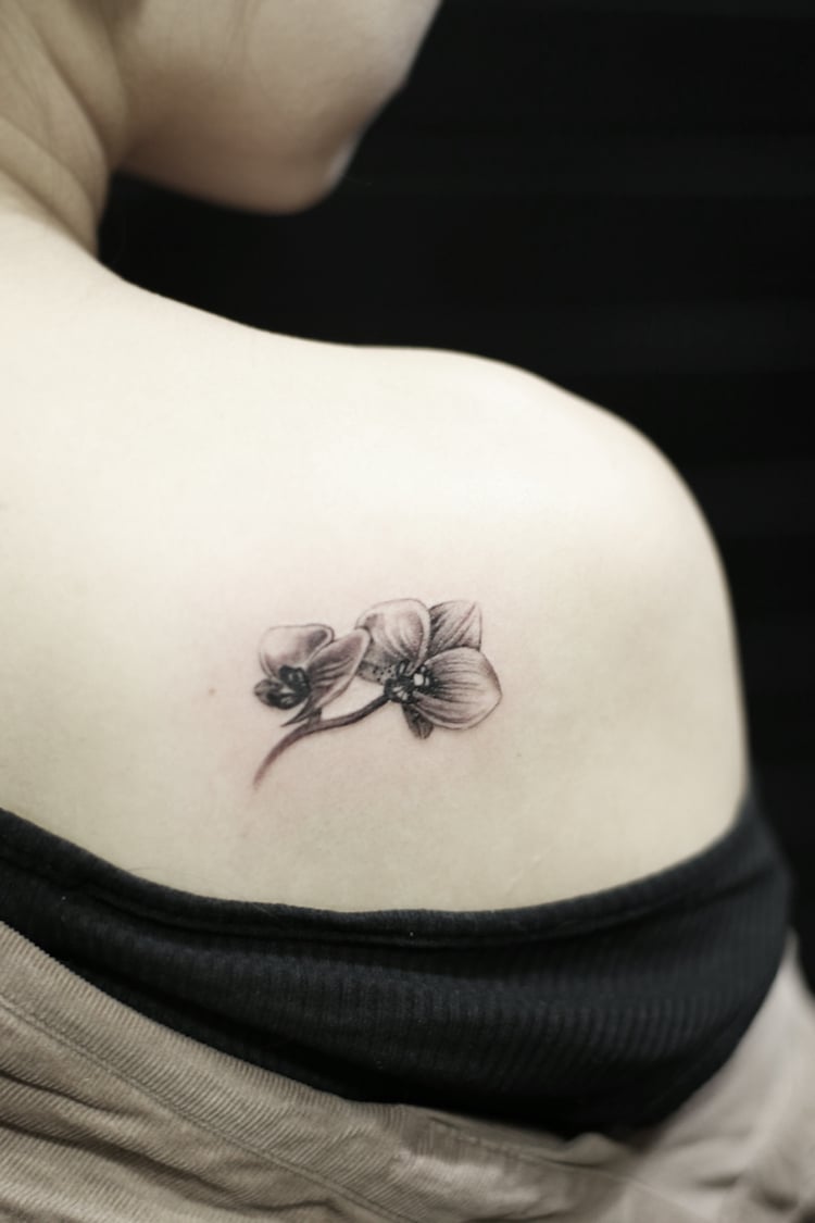 tatouage-orchidée-discret-femme-omoplate