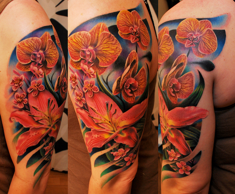 tatouage-orchidée-lys-bras-haut-homme-femme