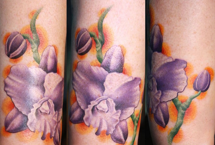 tatouage orchidée violette-mauve-fond-orange-bras