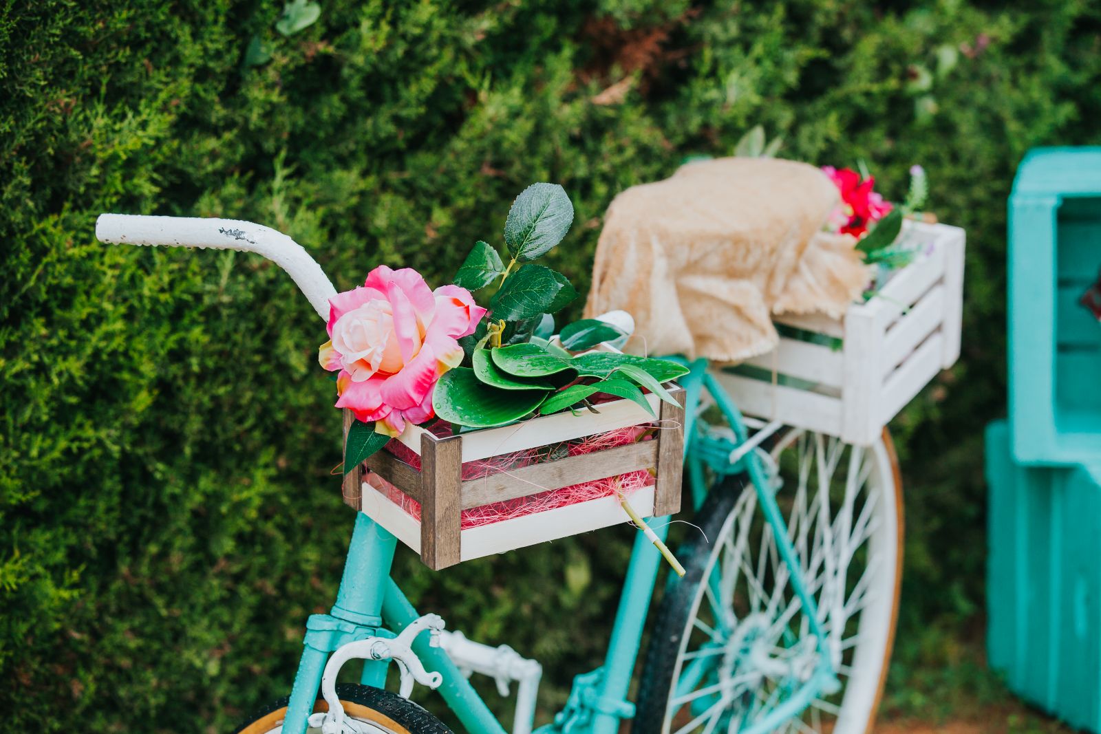 vélo-déco-jardin-bleu-blanc-fleurs