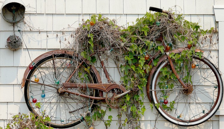 vélo-déco-jardin-clôture-déco-mur