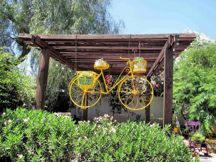 vélo-déco-jardin-pergola-bois