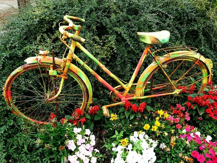 vélo-déco-jardin-repeint-couleurs-flash