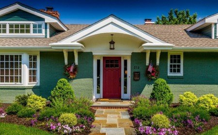 aménagement-entrée-maison-extérieur-jardin-fleuri