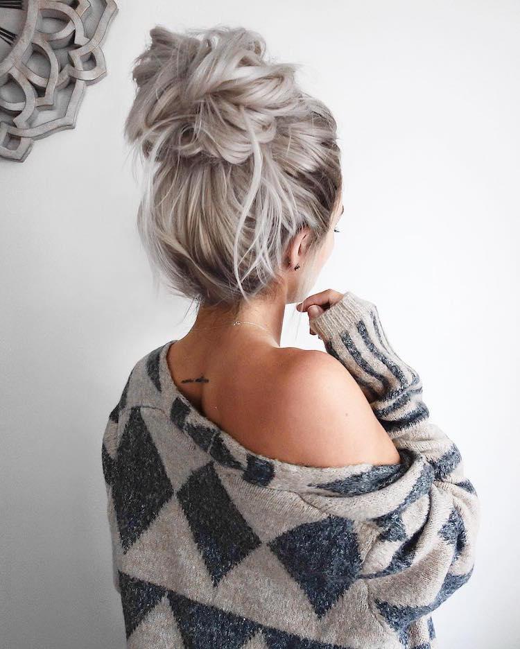 chignon-décoiffé-cheveux-gris-tendance