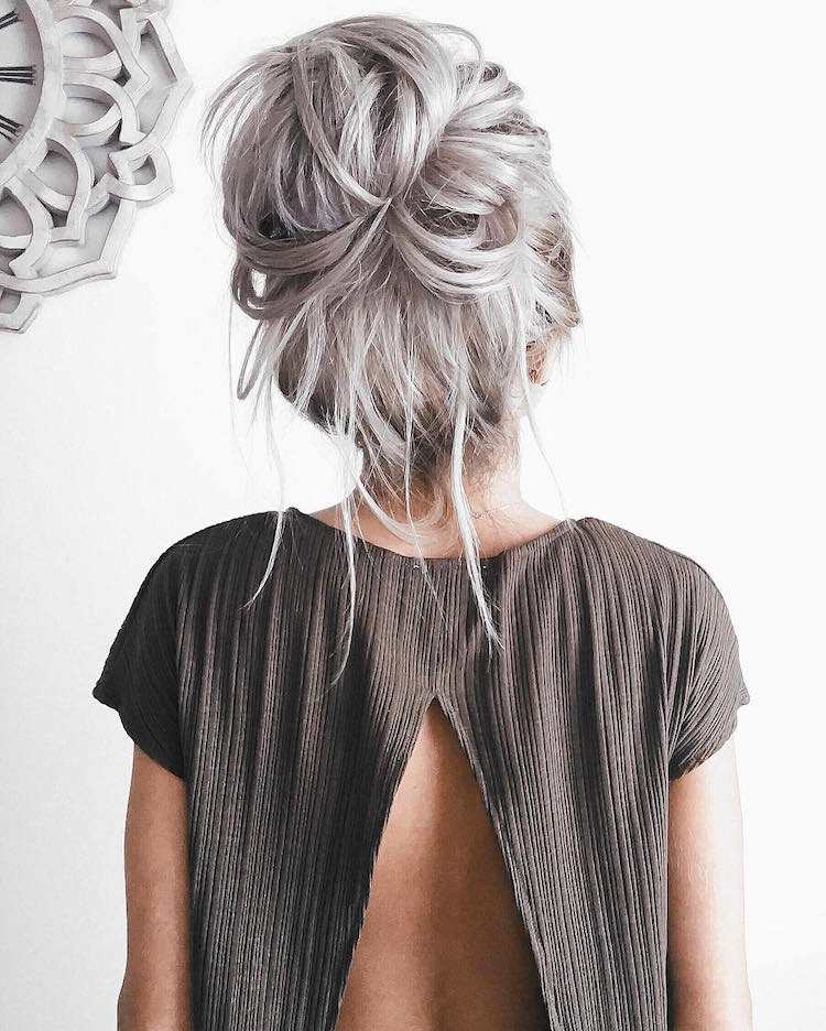 chignon-décoiffé-gros-chignon-décontracté-cheveux-gris-tendance