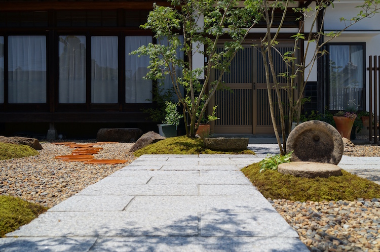 jardin-mousse-minéraux-jardin-japonais-devant-maison